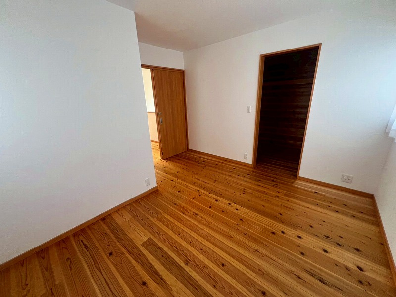 米子市旗ヶ崎9丁目中古戸建の洋室|2階洋室7帖となっております。