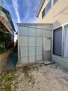 米子市旗ヶ崎9丁目中古戸建の庭|キッチン横勝手口を開けると
ストックヤードがございます〇