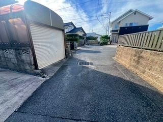 米子市旗ヶ崎9丁目中古戸建の前面道路含む現地写真|前面道路になります。
こちら方向を行きますとローソンポプラ安倍店目の前に出ます。