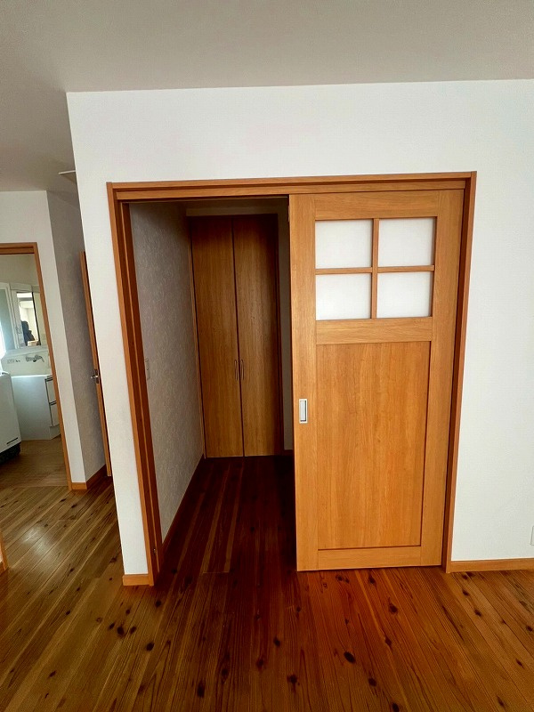 米子市旗ヶ崎9丁目中古戸建のその他|玄関からリビングへの扉です。