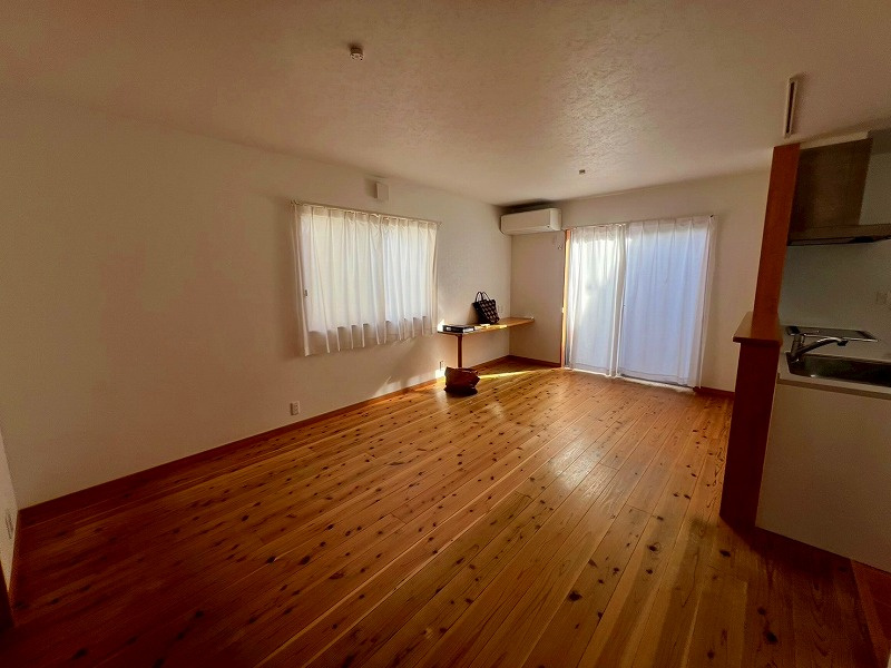 米子市旗ヶ崎9丁目中古戸建の居間・リビング|LD12帖となっております。
無垢フローリングとなっております〇