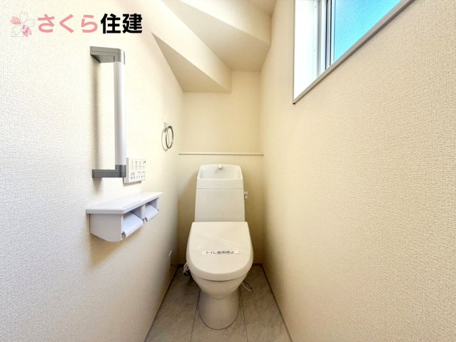 リーブルガーデン　宇都宮緑第９　１号棟のトイレ|トイレは各階完備。夜、トイレに起きても、2階の寝室から1階のトイレに降りる必要はありません。