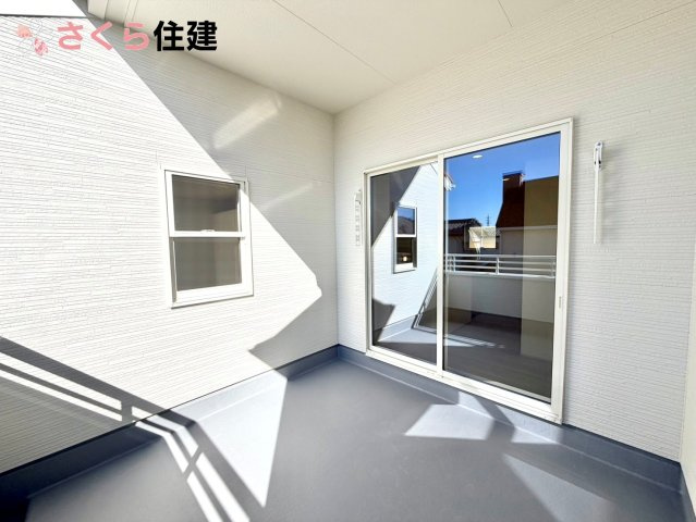 リーブルガーデン　宇都宮緑第９　１号棟のバルコニー|急な雨でも安心なインナーバルコニー♪家族全員分の布団もゆったり並べられるます♪
