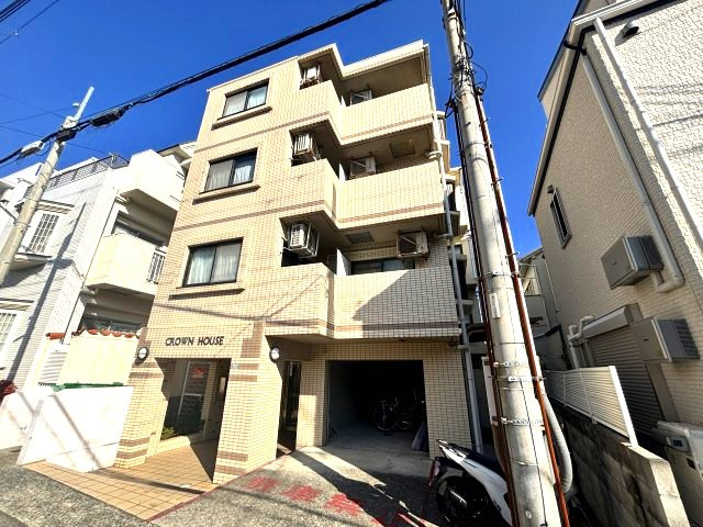 クラウンハウスの外観