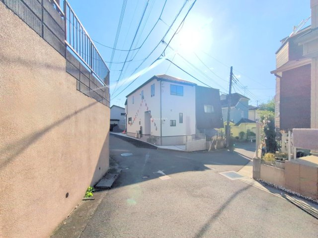 富士見市山室２丁目の新築一戸建の前面道路含む現地写真