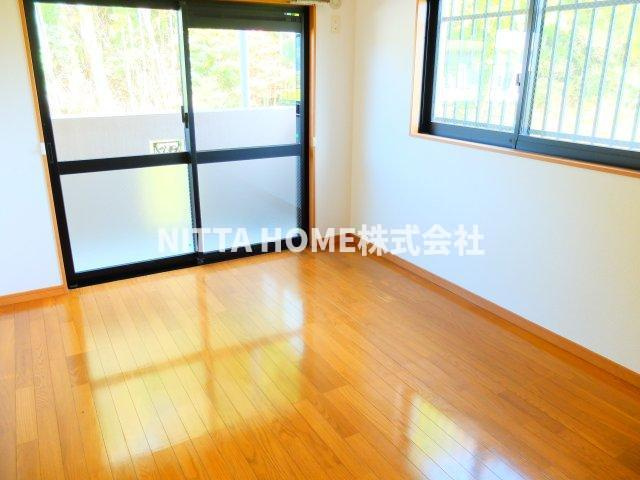 丹波篠山市東吹の賃貸マンションの居間・リビング|清潔感のある室内がGOODですよね！