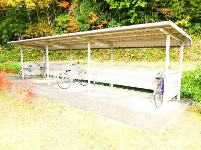丹波篠山市東吹の賃貸マンションのその他共用部分|屋根付きの駐輪場は無料です♪