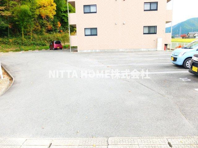 丹波篠山市東吹の賃貸マンションの駐車場|敷地内に駐車場も完備◆