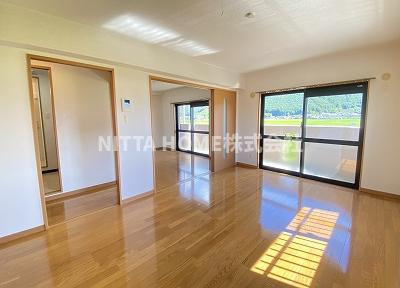 丹波篠山市東吹の賃貸マンションの居間・リビング|明るいリビングです◆