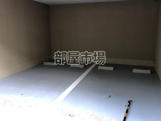 レジディア千駄木の駐車場