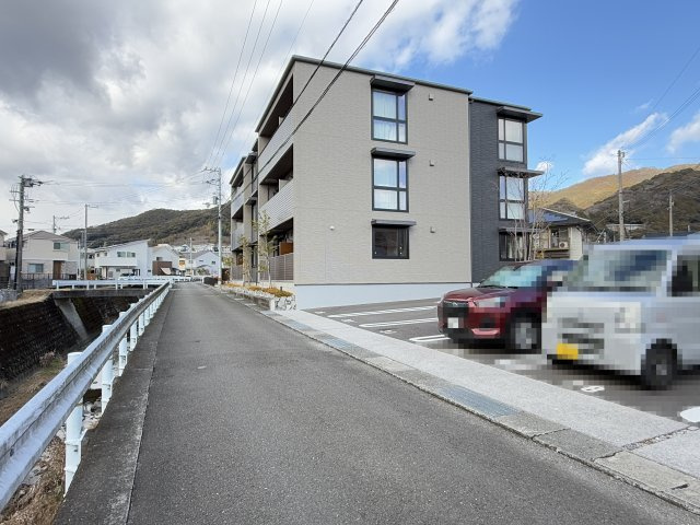 ベレオガーデンズHATAの駐車場