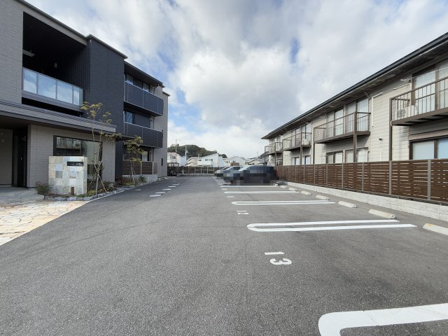 ベレオガーデンズHATAの駐車場