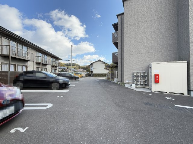 ベレオガーデンズHATAの駐車場