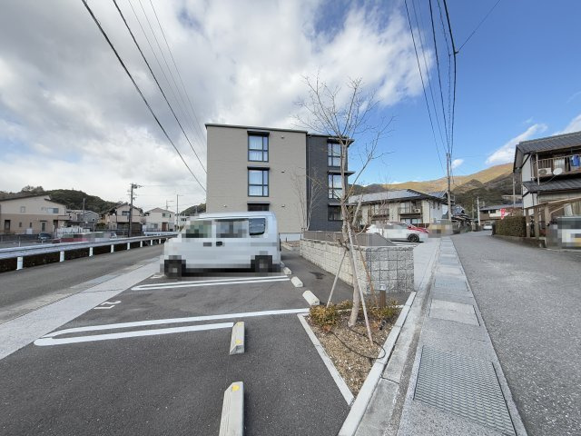 ベレオガーデンズHATAの駐車場