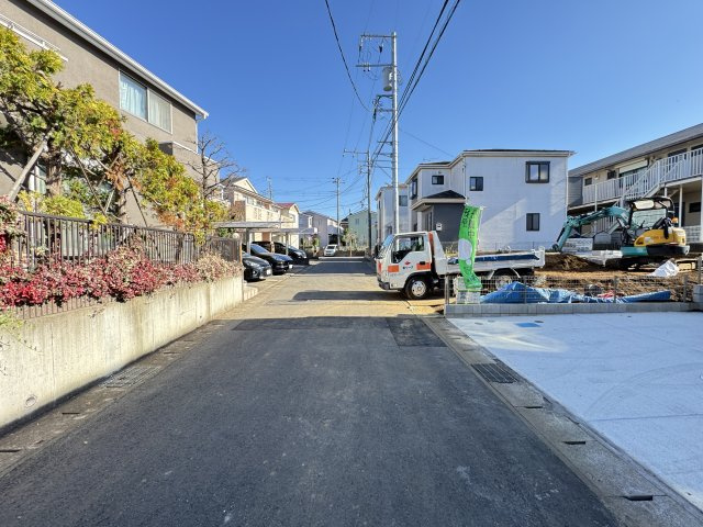 柏市花野井新築戸建【花野井小学校：7分】の前面道路含む現地写真|北側前面道路・幅員約5ｍ