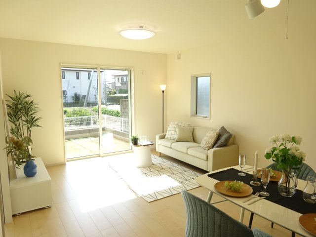 リーブルガーデンS富岡市下高瀬第１　11号棟の居間・リビング|カウンターキッチンなのでお料理をしながら会話もできます。
夕食の支度をしながら、お子様の様子も見られて自然と会話も増えますよ♪