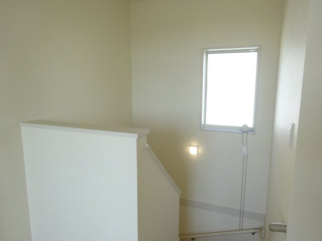 リーブルガーデンS富岡市下高瀬第１　11号棟のその他共用部分|階段にも窓がついていて室内が明るいです☆