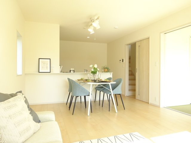 リーブルガーデンS富岡市下高瀬第１　11号棟の居間・リビング|人気の対面式キッチンを配した空間はお好みの家具も合わせやすく、家族がくつろぐ快適な空間造りをサポート。窓からは明るい陽光が差し込みます。