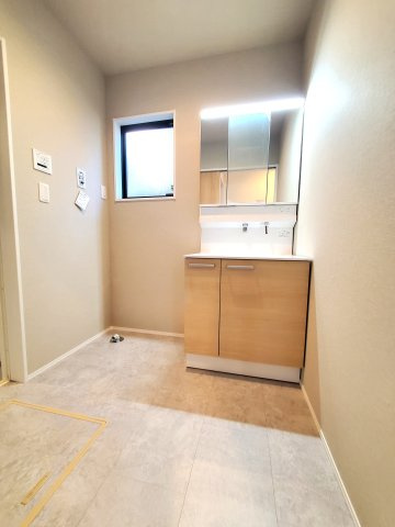 三郷市　寄巻　新築戸建　全1棟の洗面所|脱衣スペースを含む空間はゆとりの広さ