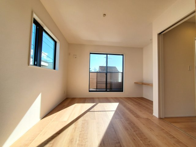 三郷市　寄巻　新築戸建　全1棟の洋室|二面採光で明るい洋室です