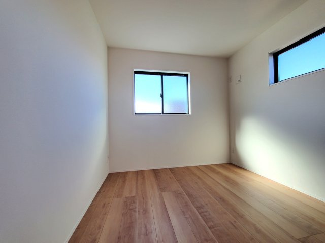 三郷市　寄巻　新築戸建　全1棟の洋室|落ち着いた色合いのフローリングです。
どんな色でも合わせやすく家具選びからカーテンなども合わせやすそうです
