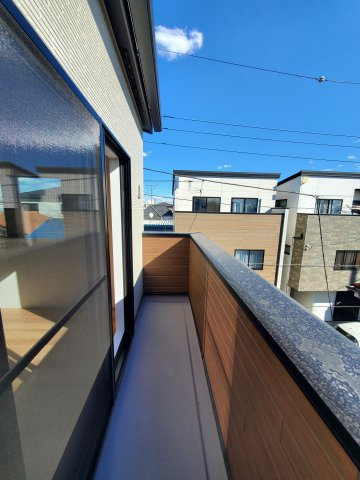 三郷市　寄巻　新築戸建　全1棟のバルコニー|広いバルコニーはお洗濯物がカラッと乾く南向きです