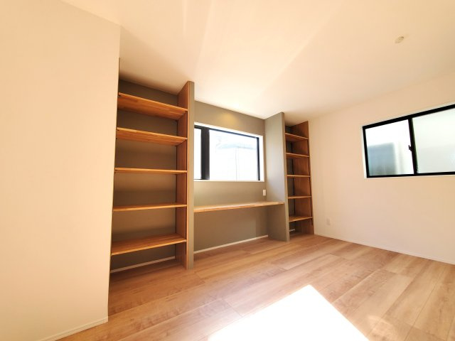 三郷市　寄巻　新築戸建　全1棟の居間・リビング|リビング収納、カウンタースペース完備