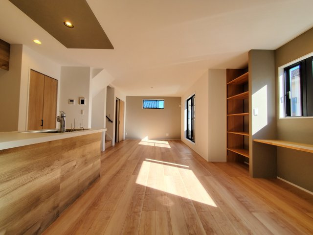 三郷市　寄巻　新築戸建　全1棟の居間・リビング|広いリビングは家族が自然と集まる居心地の良い空間