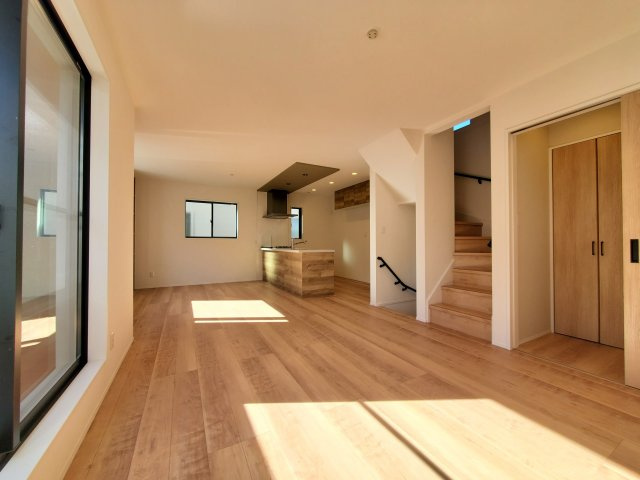 三郷市　寄巻　新築戸建　全1棟の居間・リビング|溢れる光をたっぷり取り込んだリビングダイニング。