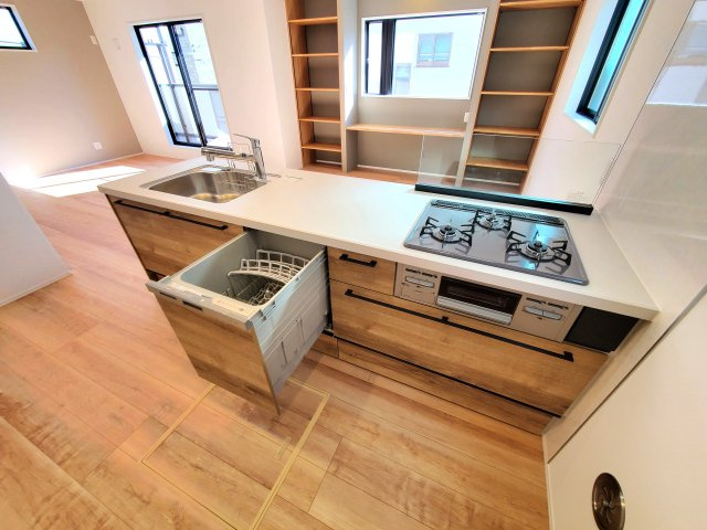 三郷市　寄巻　新築戸建　全1棟のキッチン|食器洗浄機が後片付けをサポート！食事後の家族のくつろぎタイムをゆっくりもてます♪