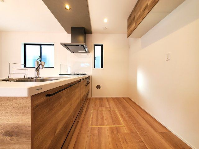 三郷市　寄巻　新築戸建　全1棟のキッチン|食器洗浄機が後片付けをサポート！食事後の家族のくつろぎタイムをゆっくりもてます♪