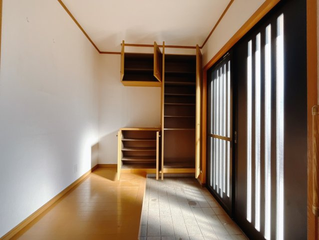 【中古戸建】太田市城西町の玄関|■玄関｜毎日の「いってらっしゃい」や「お帰りなさい」を大切なご家族と過ごす玄関は〈使いやすさ〉を追求しております。玄関横の物入は急な来客時でもさっとお片付けできるスペースを確保しています。