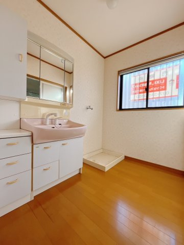 【中古戸建】太田市城西町の独立洗面台|■洗面室｜ゆとりのある洗面脱衣室ではお子様と並んで歯磨きもできるので一緒に成長を楽しめます♪ひろびろとした洗面室で、朝の準備も楽しくなります☆.*