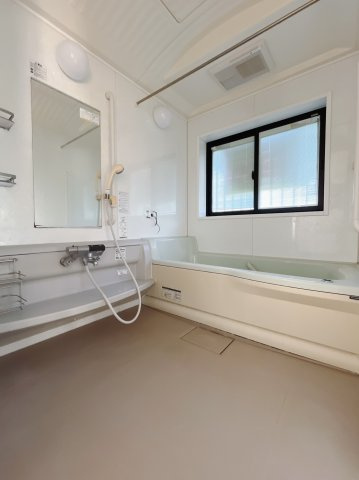 【中古戸建】太田市城西町の浴室|■浴室｜足を伸ばしてゆったりと入浴ができる1坪タイプのバスルームです♪備え付けの棚には家族一人一人のシャンプーを分けて置くことができます♪バスルームをいつもすっきりと使えますね♪