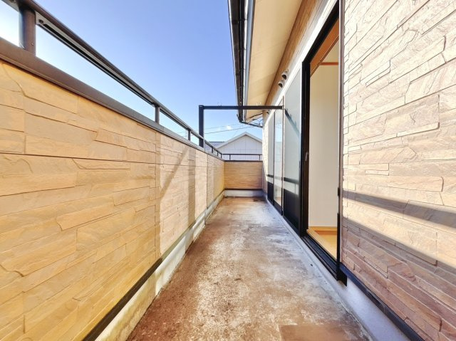 【中古戸建】太田市城西町のバルコニー|■バルコニー｜あたたかな陽のひかりを浴びることのできるバルコニー。お洗濯物やお布団を干せば、家族みんなが気持ちよく暮らすことができます(*^^*)