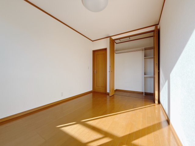 【中古戸建】太田市城西町の洋室|■2階洋室｜大きな収納があるのでいつでも部屋がすっきりと片付きます*。