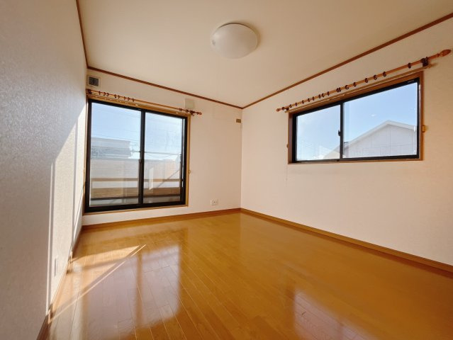 【中古戸建】太田市城西町の洋室|■2階洋室｜ナチュラルカラーの床です。模様替えなどとても楽しく工夫できます♪陽当たり、風通しもとても良いので毎日快適な生活スタートです！子供部屋にも良いですね♪