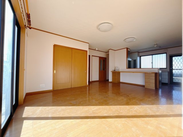 【中古戸建】太田市城西町の居間・リビング|■リビング｜陽当たり良好のリビングダイニング♪賃貸では叶わなかった、お友達とのホームパーティや大音量で映画やテレビを楽しむことができます(*^^*)