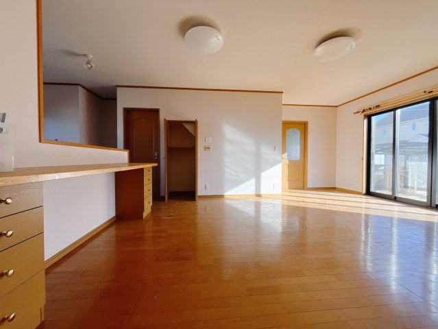 【中古戸建】太田市城西町の居間・リビング|■リビング｜落ち着きのある表情を見せるリビングダイニング。太陽の光がたっぷり差し込むリビングは、自然とご家族が集まる居心地の良い空間です。