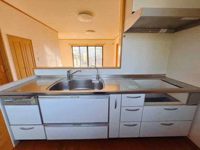 【中古戸建】太田市城西町のキッチン|■キッチン｜作業がはかどる広々カウンタースペース。会話がはずむ「オープンキッチン」なので家族とのコミュニケーションも活発になります。