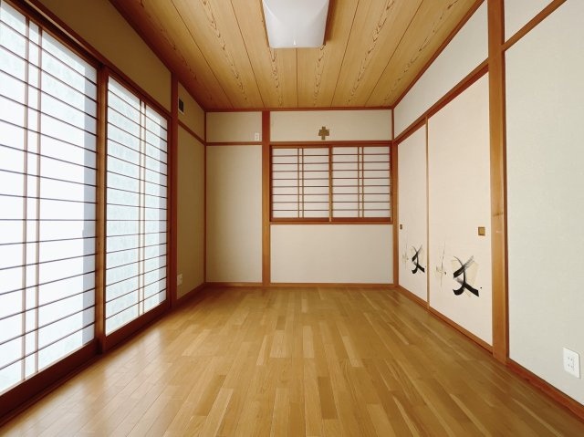 【中古戸建】太田市城西町の洋室|■1階洋室｜1階洋室には大きな窓をご用意しています。日中はあたたかな日差し差し込み自分時間も充実できますね＾＾