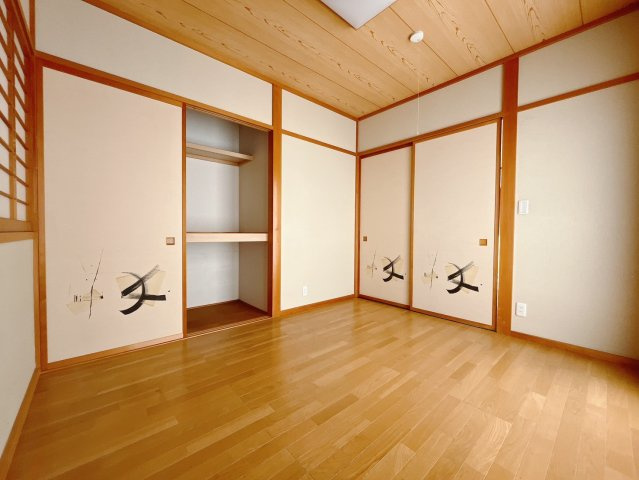 【中古戸建】太田市城西町の洋室|■1階洋室｜お子様の一人部屋にピッタリな洋室。木のぬくもりを感じるフローリングは、天然木の味わいが時とともに深みを増していきます。また、傷にも強く、フリーワックスでお手入れもラクラクです♪