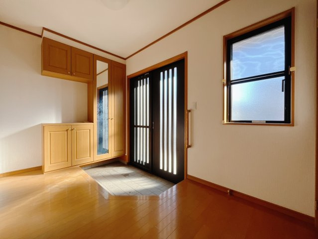 【中古戸建】太田市城西町の玄関|■玄関｜収納豊富な玄関♪全身ミラー付き収納もあり、お出かけ前の身だしなみチェックもバッチリです！
