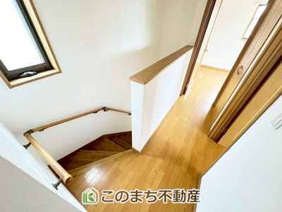 【内装】 | KEM宇都宮市南町1期 | 手すり付きで小さなお子様にも安心の階段スペースです☆

