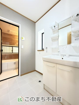 【独立洗面台】 | KEM宇都宮市南町1期 | シャンプードレッサーで朝の身支度♪伸びるホースでお掃除も簡単清潔です！
