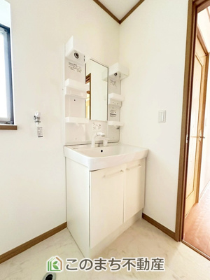 【独立洗面台】 | KEM宇都宮市南町1期 | シャンプードレッサーで朝の身支度♪伸びるホースでお掃除も簡単清潔です！
