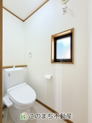 【トイレ】 | KEM宇都宮市南町1期 | 小窓から換気ができて清潔なトイレスペース☆ウォシュレット搭載です！
