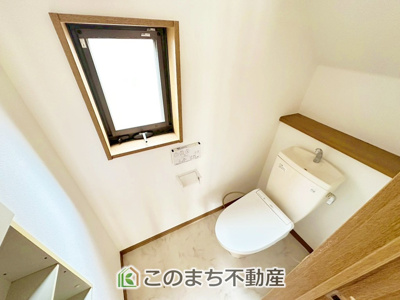 【トイレ】 | KEM宇都宮市南町1期 | 小窓から換気ができて清潔なトイレスペース☆ウォシュレット搭載です！
