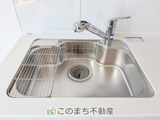 KEM宇都宮市南町1期のキッチン|大きなシンク付きで、洗い物も楽々できます。
