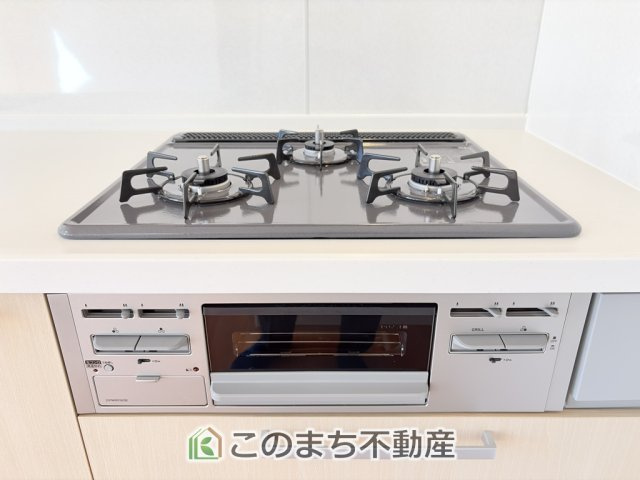 KEM宇都宮市南町1期のキッチン|三ツ口コンロ採用で、同時調理もスムーズ◎！お料理を並べられるカウンター付きで、配膳・片付けをサポート！リビングで過ごすご家族とコミュニケーションを楽しみながら作業可能です♪

